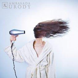 Dlaczego włosy wypadają i jak temu zapobiec?