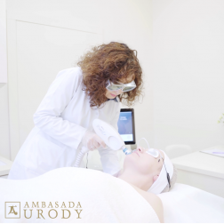 Jak odświeżyć i wygładzić cerę? Skuteczny peeling laserowy