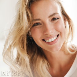 Jak skutecznie zwalczyć opadającą powiekę?